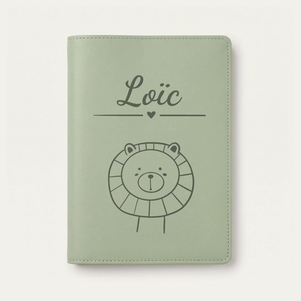 Protège carnet de santé bébé personnalisé – Lion tout rond — Vert sauge — gravure « Loïc »