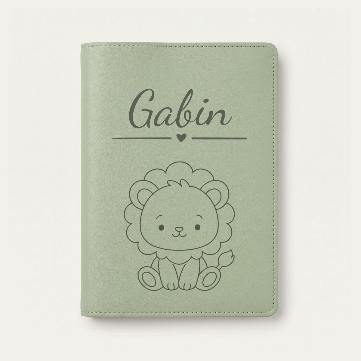Protège carnet de santé bébé personnalisé – Lion — Vert sauge — gravure « Gabin »
