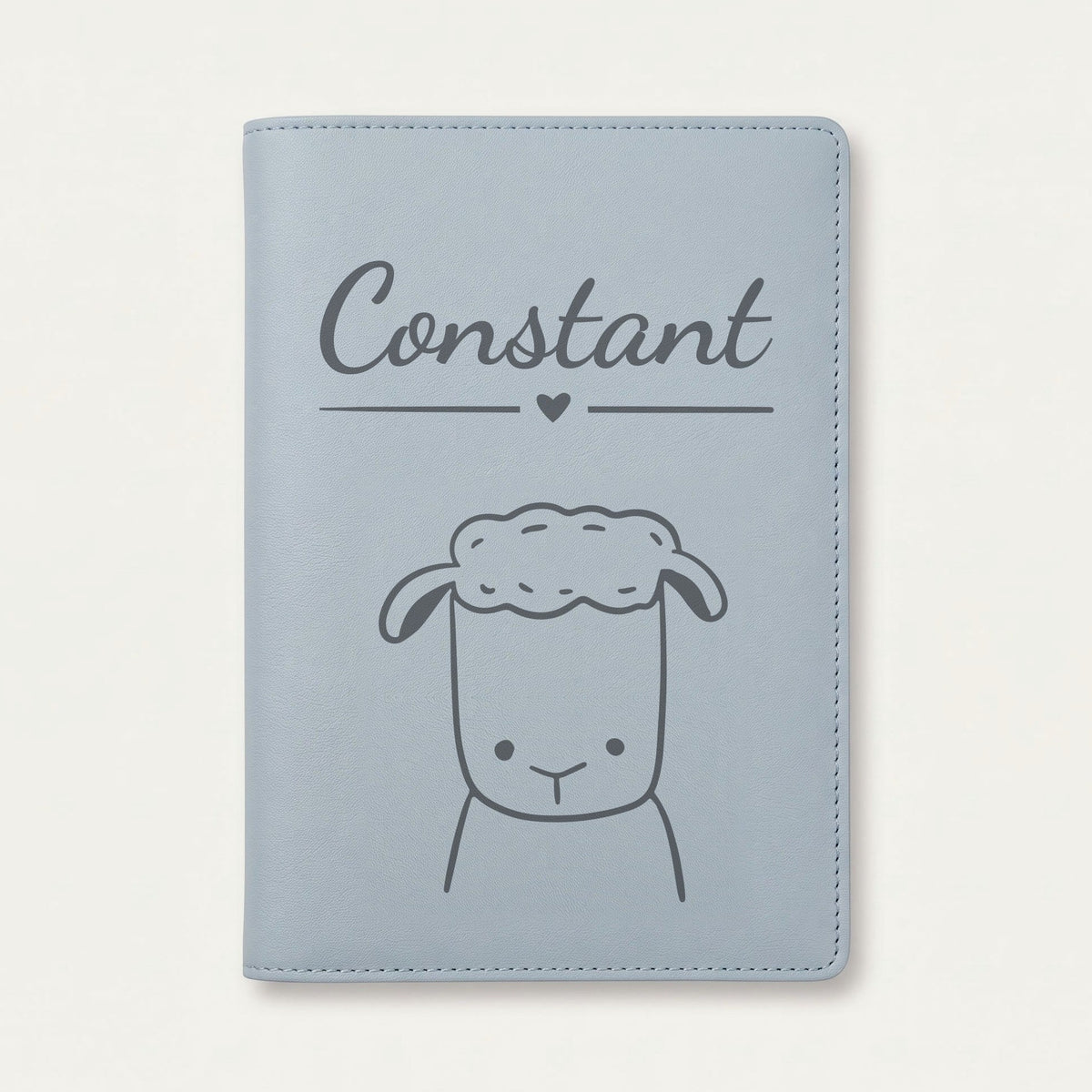 Protège carnet de santé bébé personnalisé – Mouton — Bleu nuage — gravure « Constant »