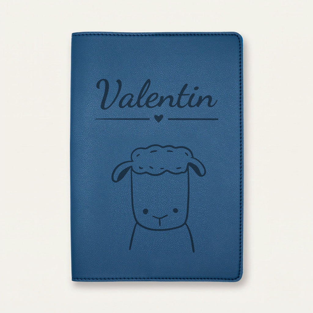 Protège carnet de santé bébé personnalisé – Mouton — Bleu nuit — gravure « Valentin »