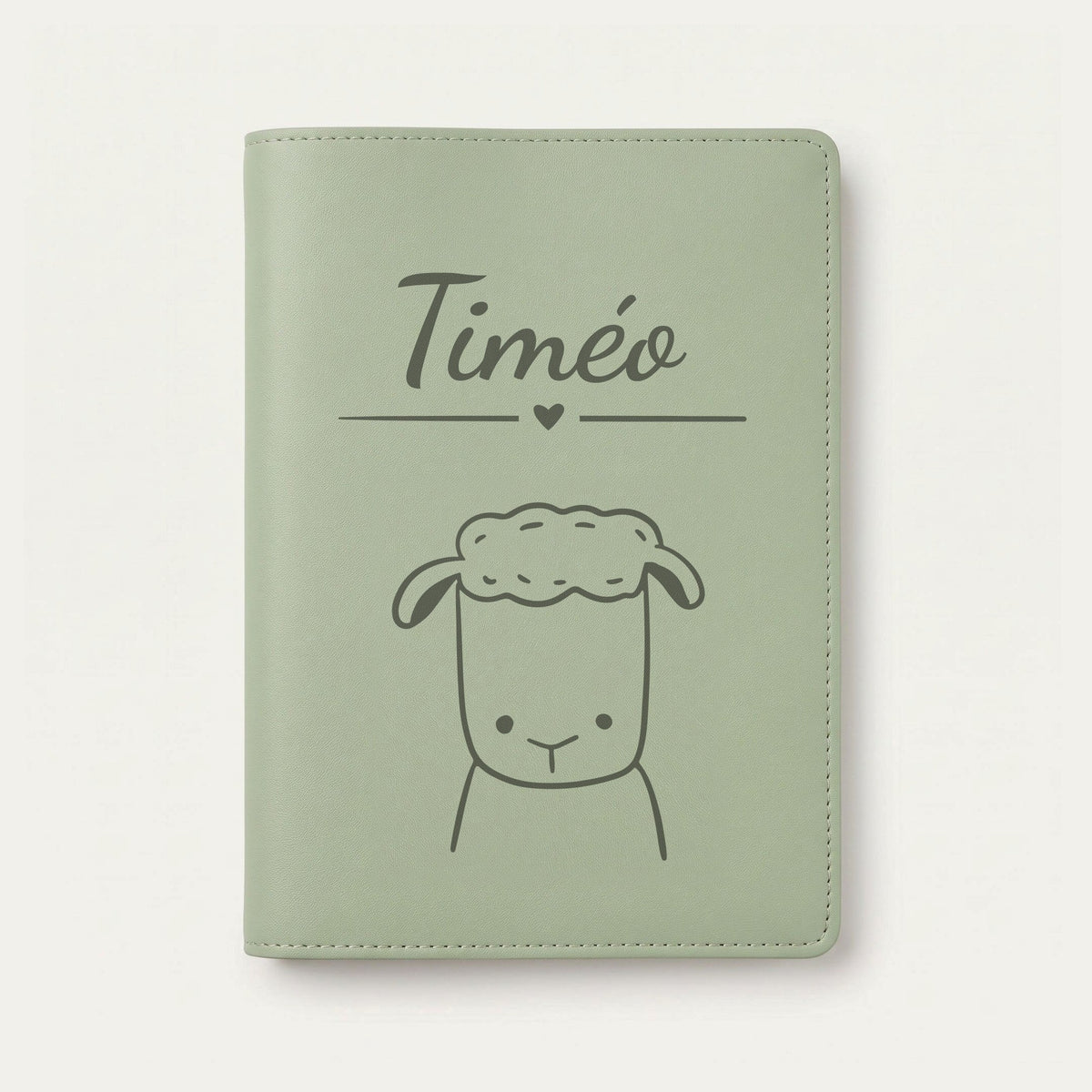 Protège carnet de santé bébé personnalisé – Mouton — Vert sauge — gravure « Timéo »
