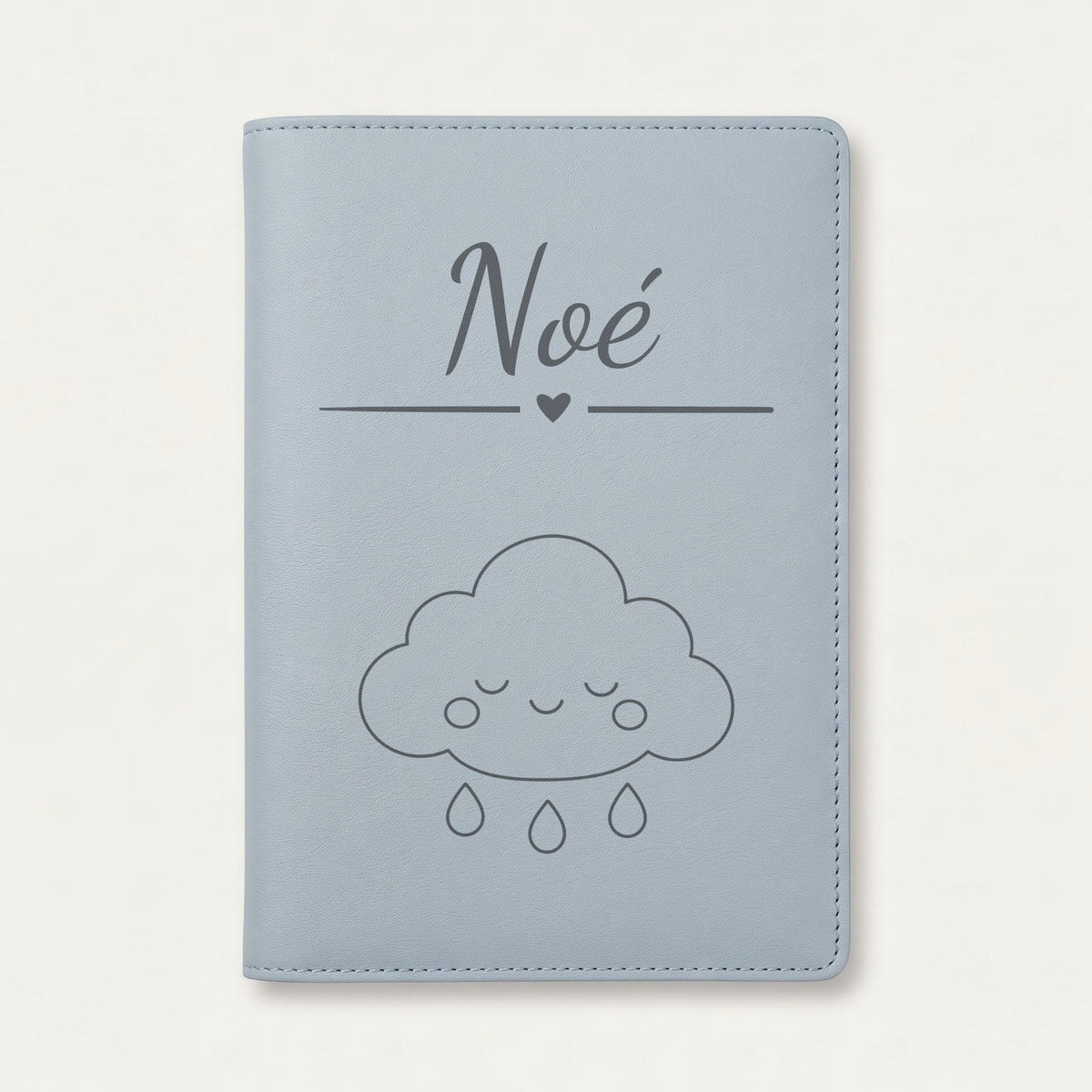 Protège carnet de santé bébé personnalisé – Nuage — Bleu nuage — gravure « Noé »