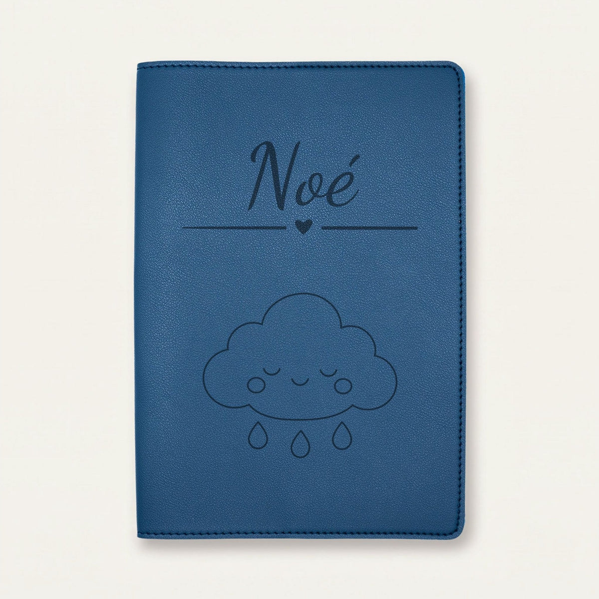 Protège carnet de santé bébé personnalisé – Nuage — Bleu nuit — gravure « Noé »