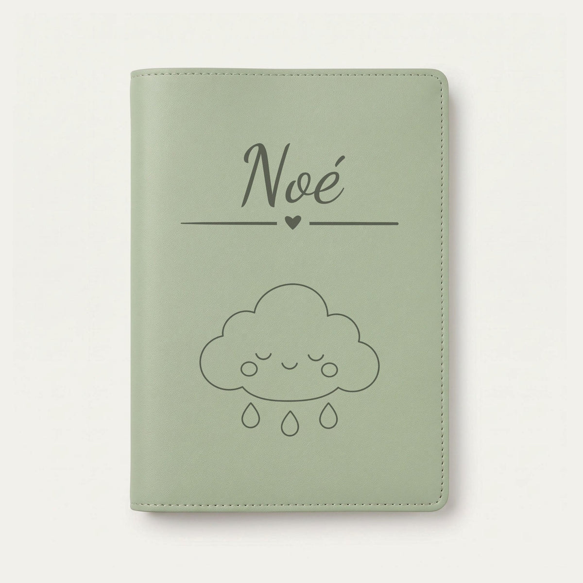Protège carnet de santé bébé personnalisé – Nuage — Vert sauge — gravure « Noé »