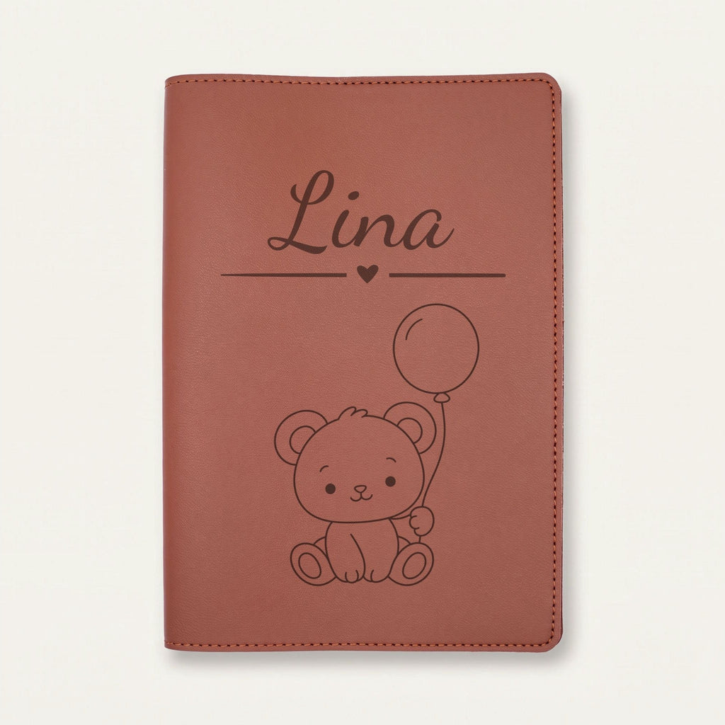 Protège carnet de santé bébé personnalisé – Ours — Chocolat — gravure « Lina »