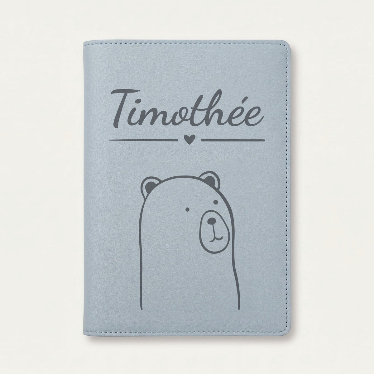 Protège carnet de santé bébé personnalisé – Ours curieux — Bleu nuage — gravure « Timothée »