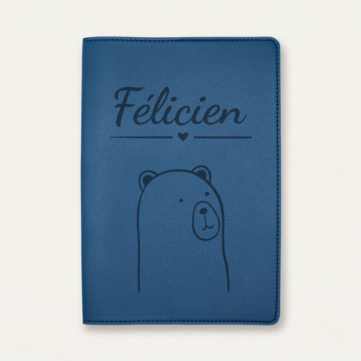 Protège carnet de santé bébé personnalisé – Ours curieux — Bleu nuit — gravure « Félicien »