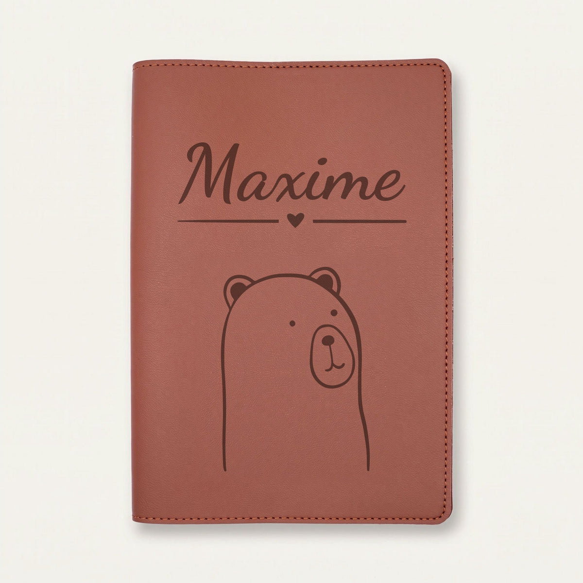 Protège carnet de santé bébé personnalisé – Ours curieux — Chocolat — gravure « Maxime »