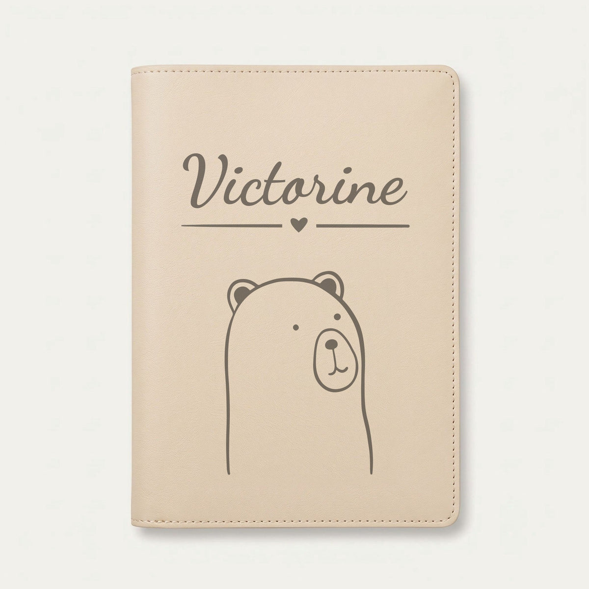 Protège carnet de santé bébé personnalisé – Ours curieux — Crème vanille — gravure « Victorine »