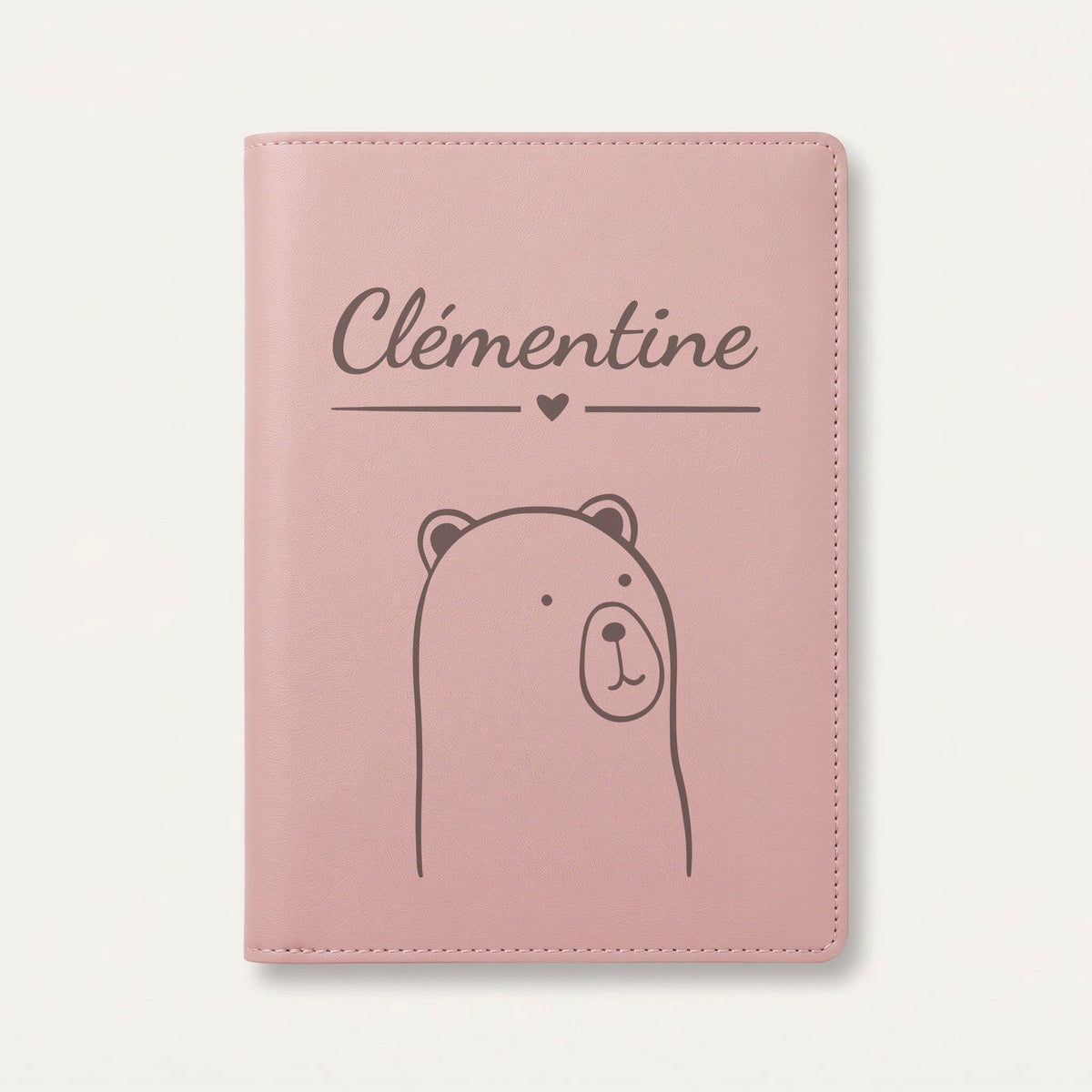 Protège carnet de santé bébé personnalisé – Ours curieux — Rose dragée — gravure « Clémentine »