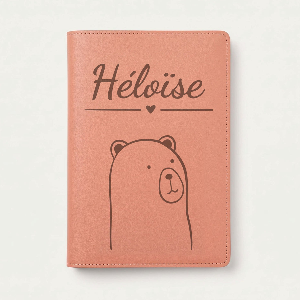 Protège carnet de santé bébé personnalisé – Ours curieux — Terracotta — gravure « Héloïse »