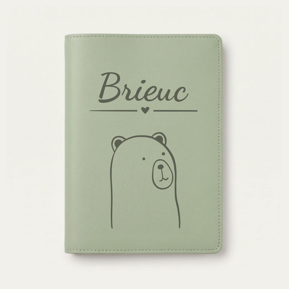 Protège carnet de santé bébé personnalisé – Ours curieux — Vert sauge — gravure « Brieuc »