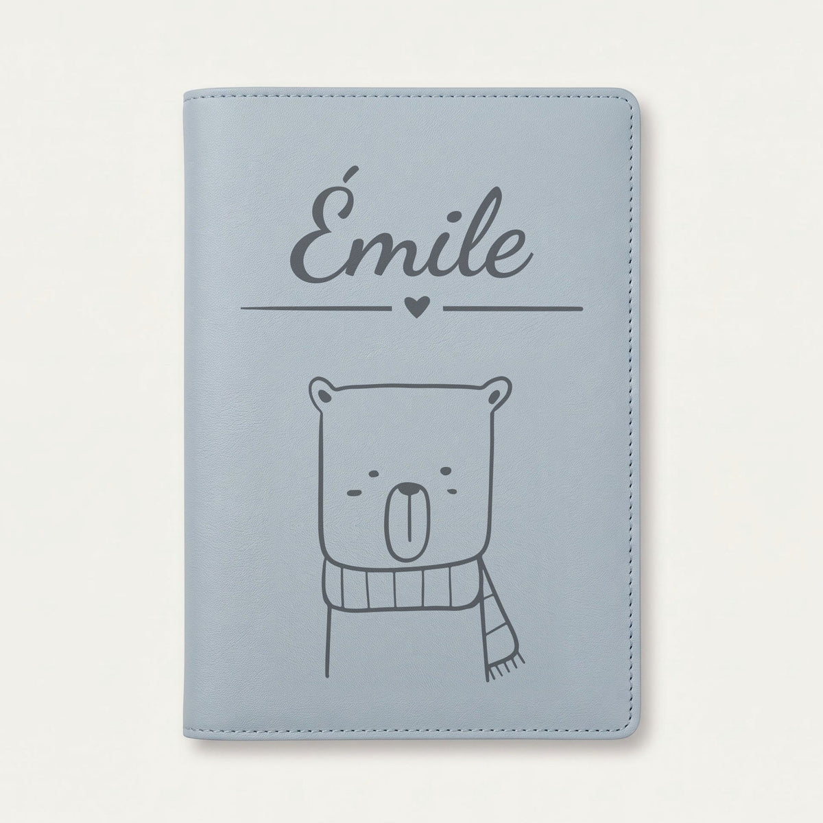 Protège carnet de santé bébé personnalisé – Ours à l'écharpe — Bleu nuage — gravure « Émile »