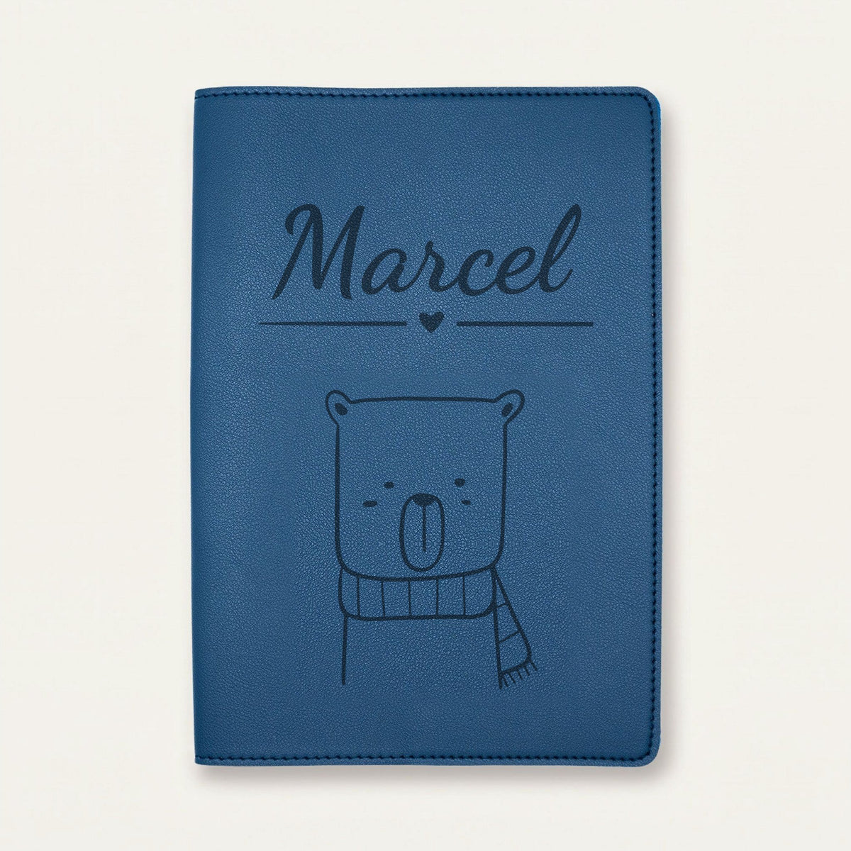 Protège carnet de santé bébé personnalisé – Ours à l'écharpe — Bleu nuit — gravure « Marcel »