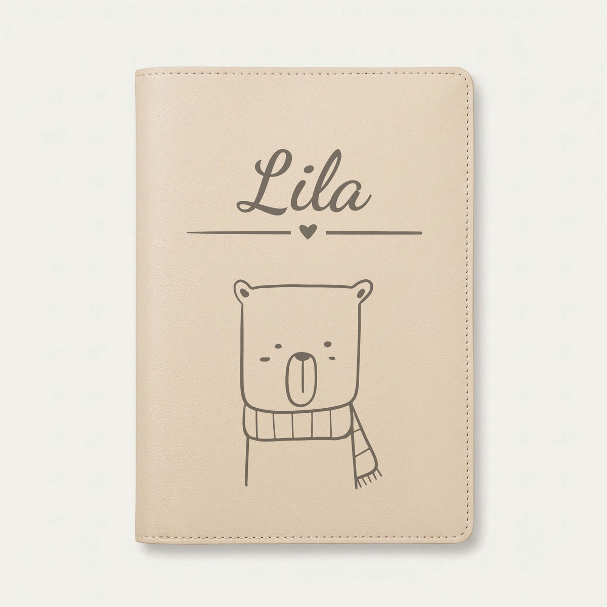 Protège carnet de santé bébé personnalisé – Ours à l'écharpe — Crème vanille — gravure « Lila »