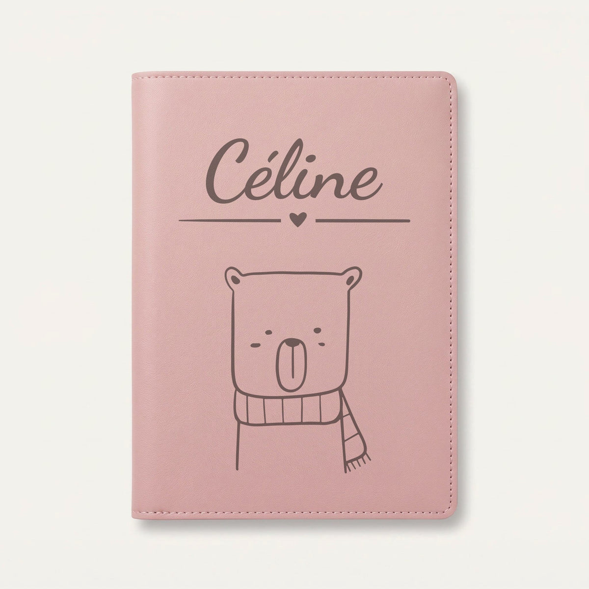 Protège carnet de santé bébé personnalisé – Ours à l'écharpe — Rose dragée — gravure « Céline »