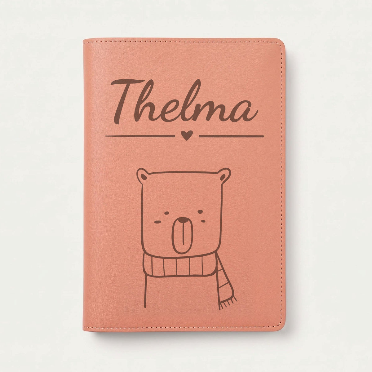 Protège carnet de santé bébé personnalisé – Ours à l'écharpe — Terracotta — gravure « Thelma »