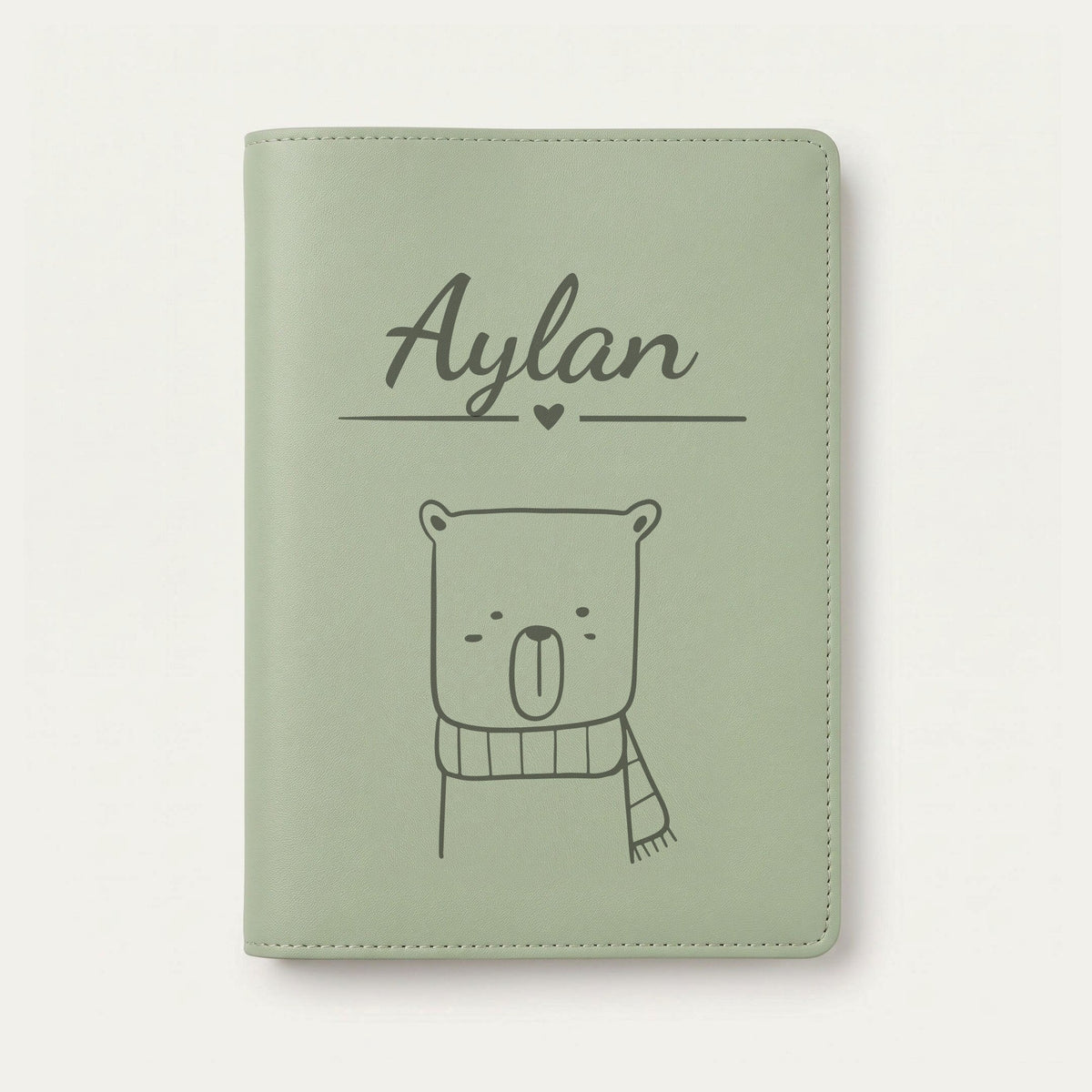Protège carnet de santé bébé personnalisé – Ours à l'écharpe — Vert sauge — gravure « Aylan »