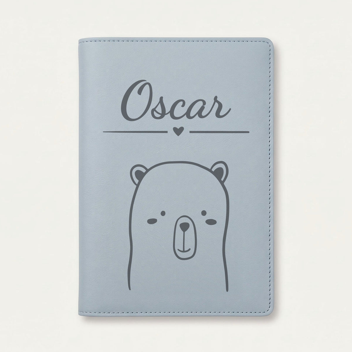 Protège carnet de santé bébé personnalisé – Ourson tout doux — Bleu nuage — gravure « Oscar »