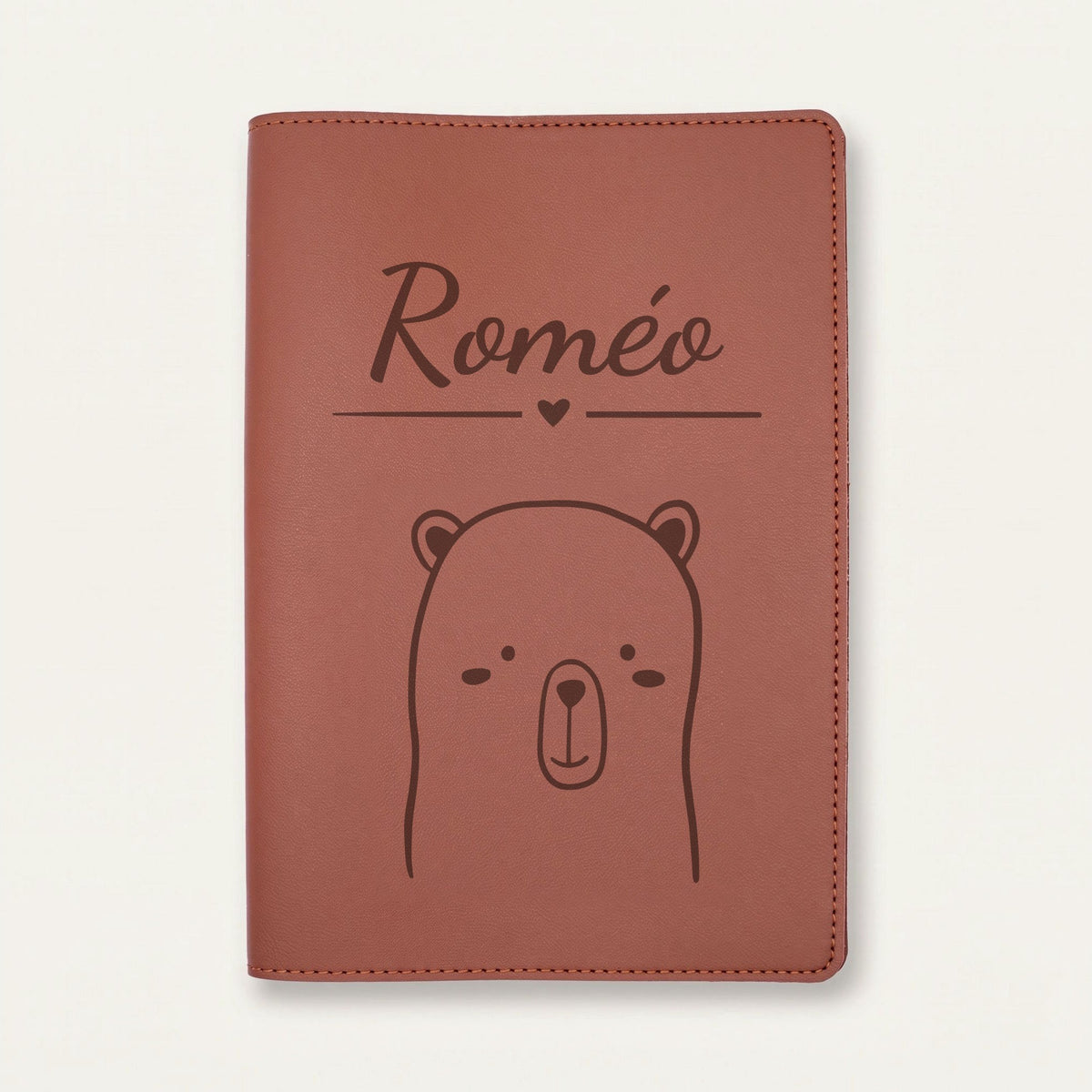 Protège carnet de santé bébé personnalisé – Ourson tout doux — Chocolat — gravure « Roméo »