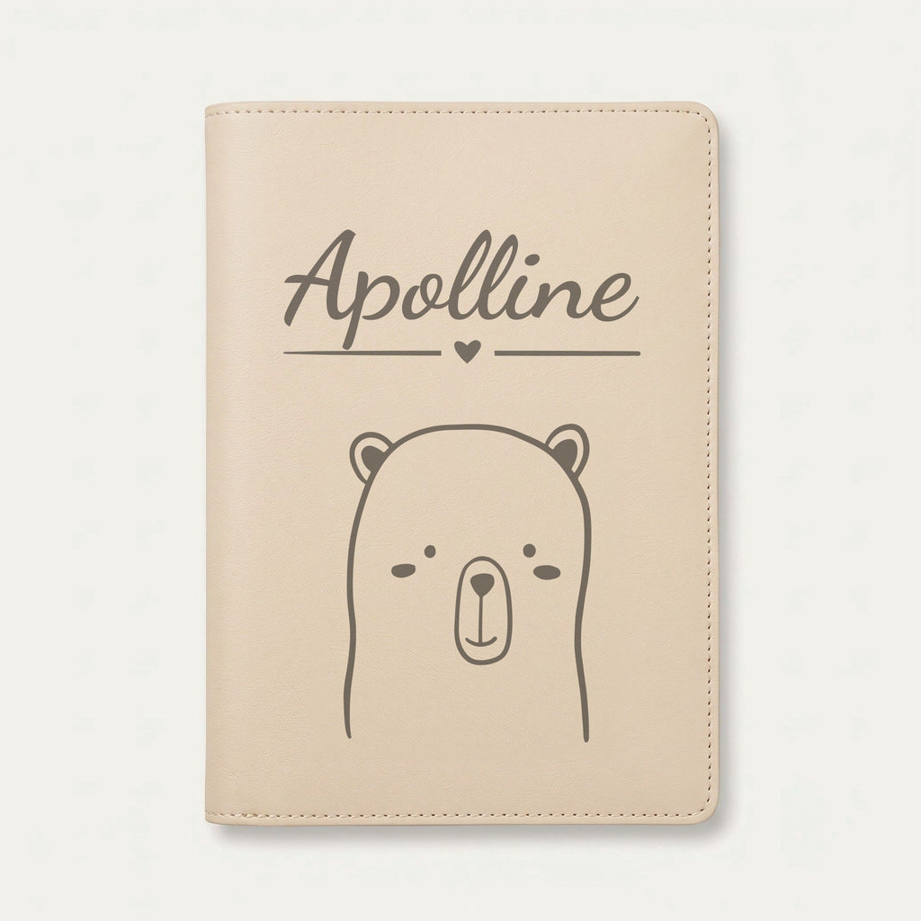 Protège carnet de santé bébé personnalisé – Ourson tout doux — Crème vanille — gravure « Apolline »