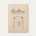 Protège carnet de santé bébé personnalisé – Ourson tout doux — Crème vanille — gravure « Apolline »