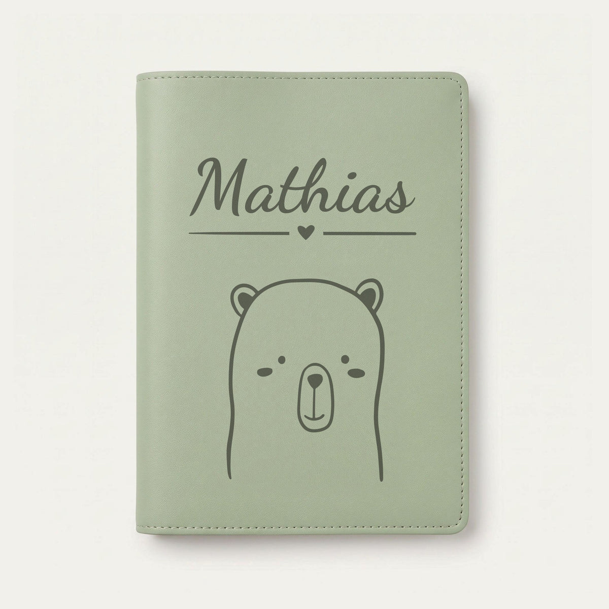 Protège carnet de santé bébé personnalisé – Ourson tout doux — Vert sauge — gravure « Mathias »