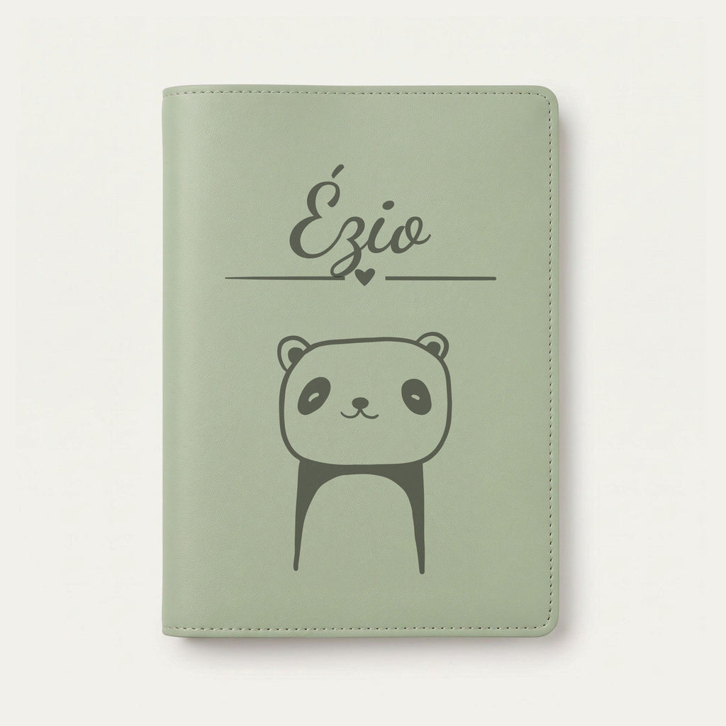 Protège carnet de santé bébé personnalisé – Panda — Vert sauge — gravure « Ézio »