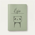 Protège carnet de santé bébé personnalisé – Panda — Vert sauge — gravure « Ézio »