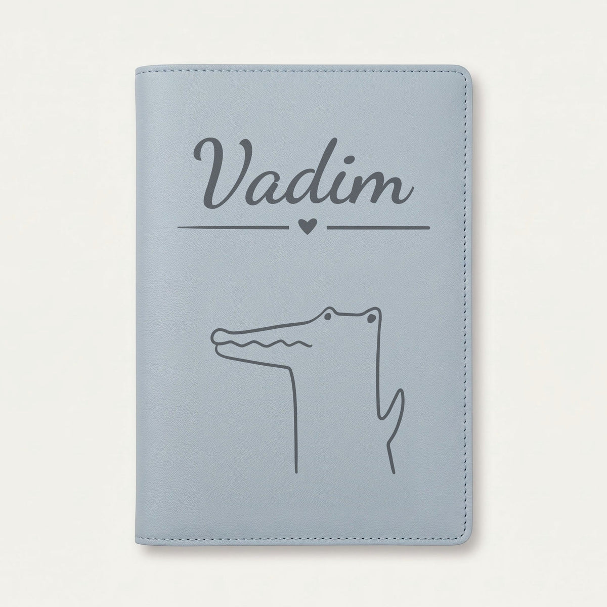 Protège carnet de santé bébé personnalisé – Petit crocodile — Bleu nuage — gravure « Vadim »