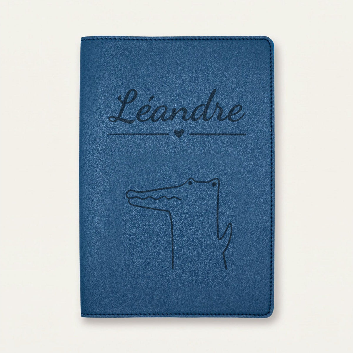 Protège carnet de santé bébé personnalisé – Petit crocodile — Bleu nuit — gravure « Léandre »
