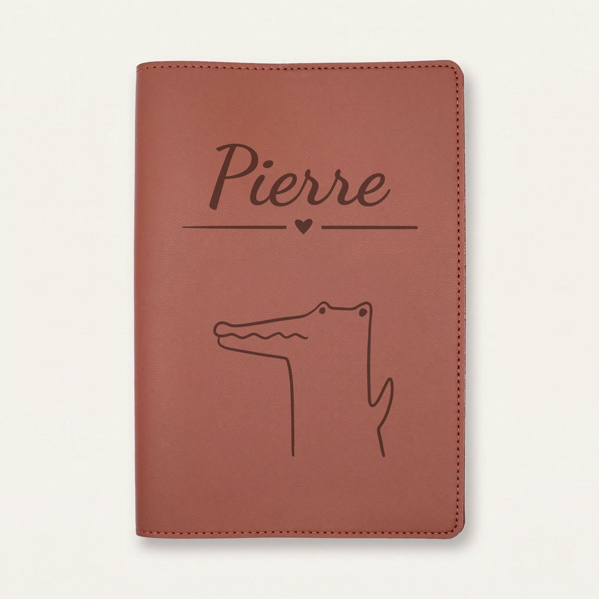 Protège carnet de santé bébé personnalisé – Petit crocodile — Chocolat — gravure « Pierre »