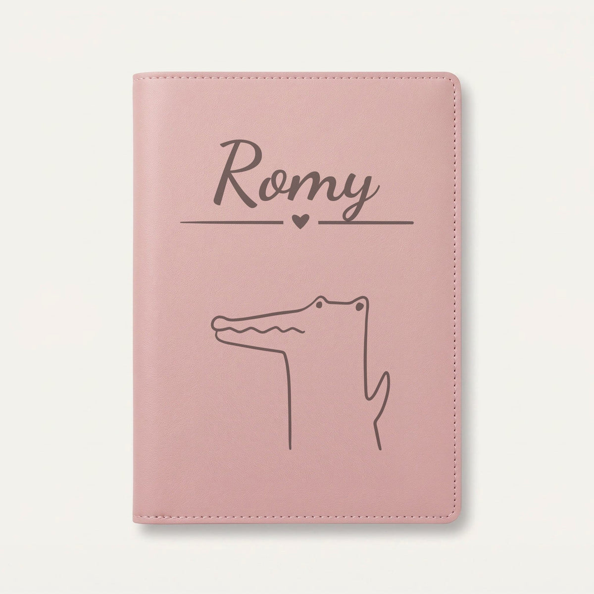 Protège carnet de santé bébé personnalisé – Petit crocodile — Rose dragée — gravure « Romy »