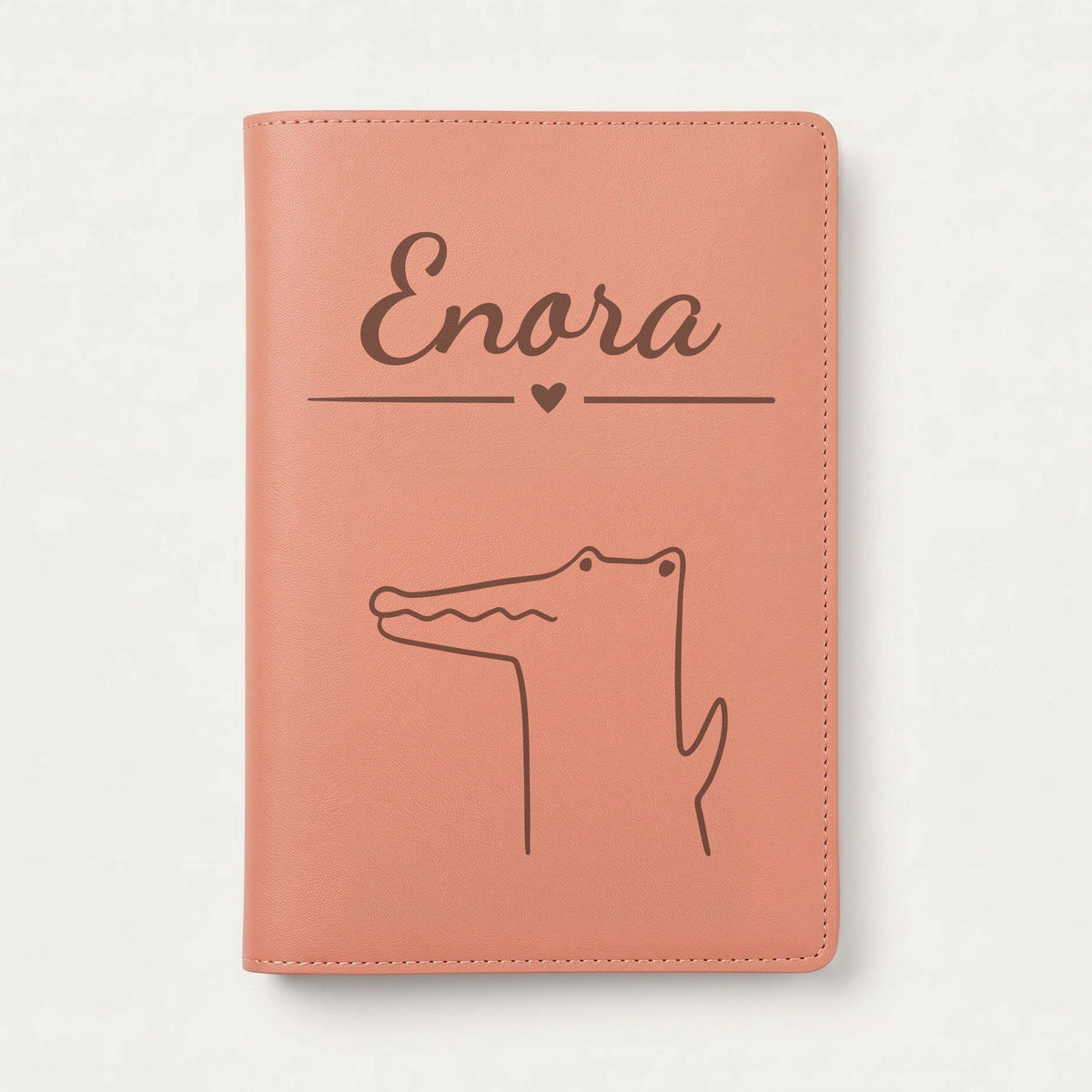 Protège carnet de santé bébé personnalisé – Petit crocodile — Terracotta — gravure « Enora »