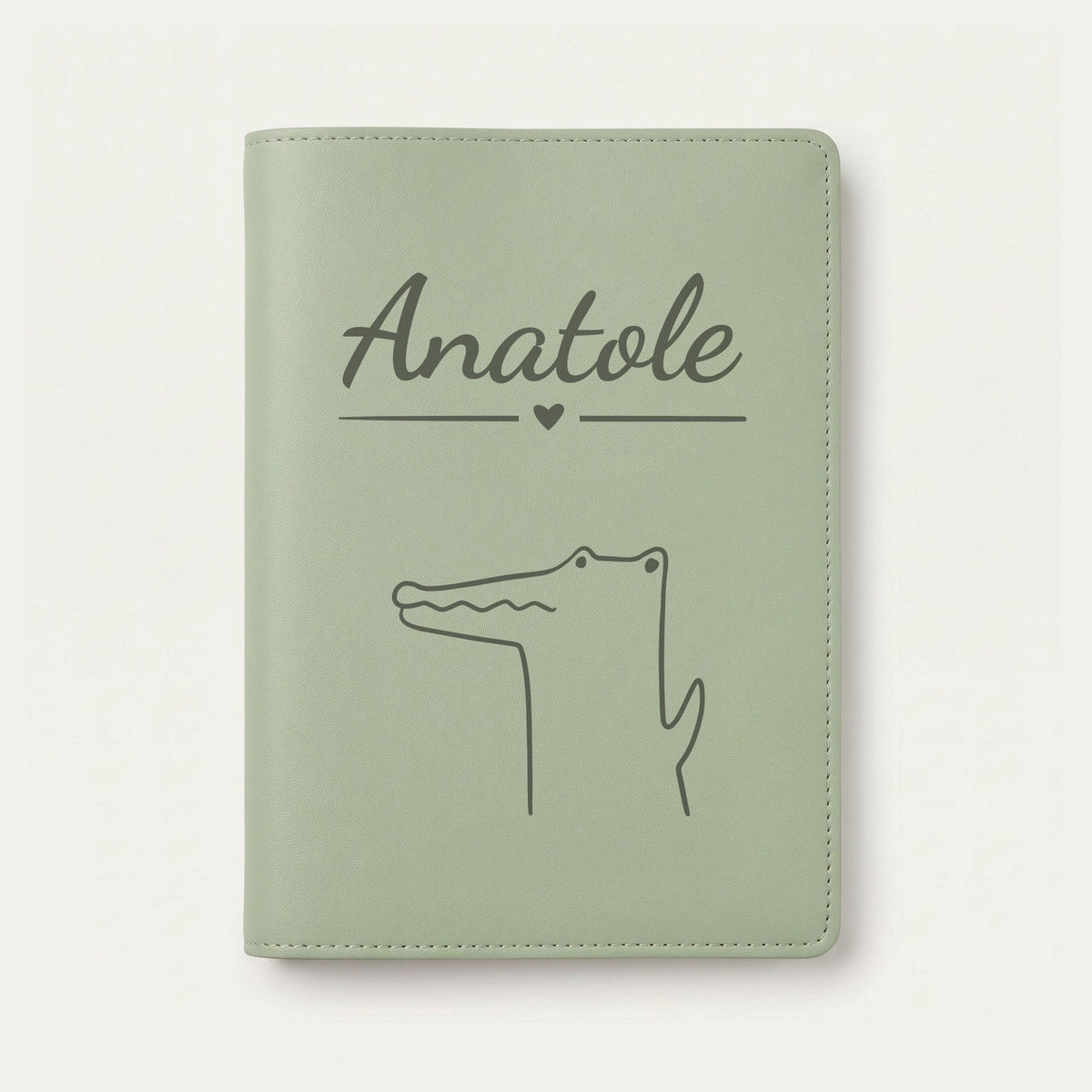 Protège carnet de santé bébé personnalisé – Petit crocodile — Vert sauge — gravure « Anatole »
