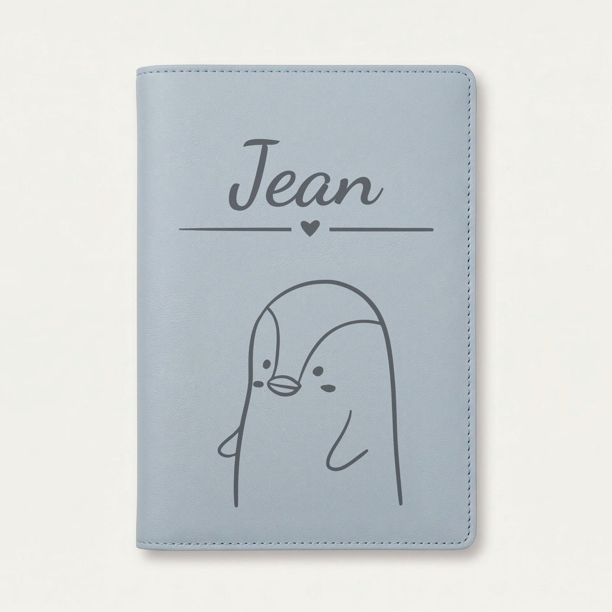 Protège carnet de santé bébé personnalisé – Pingouin — Bleu nuage — gravure « Jean »