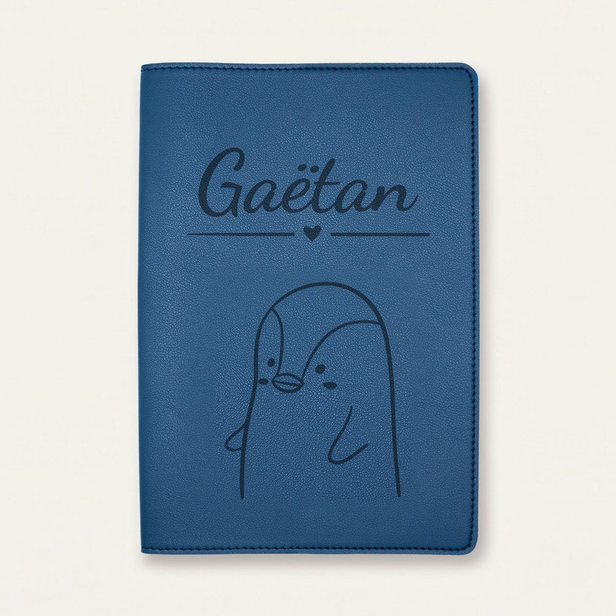 Protège carnet de santé bébé personnalisé – Pingouin — Bleu nuit — gravure « Gaëtan »