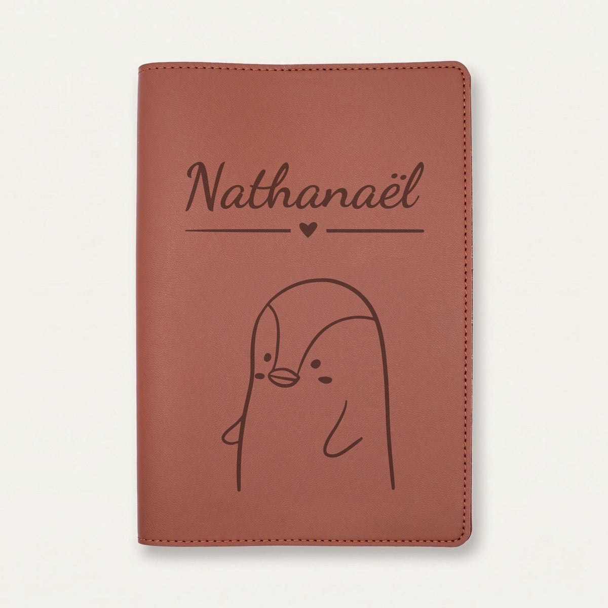 Protège carnet de santé bébé personnalisé – Pingouin — Chocolat — gravure « Nathanaël »