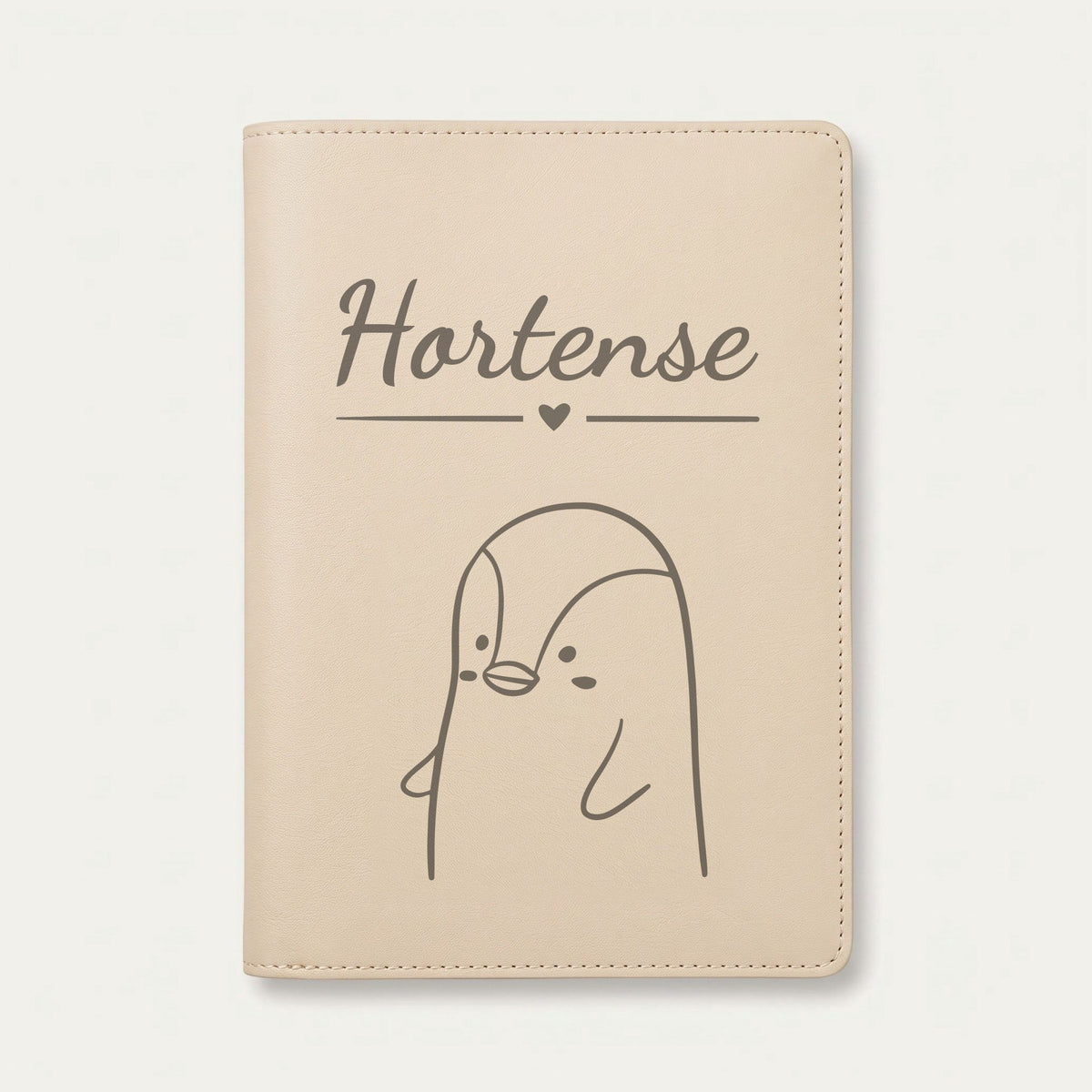 Protège carnet de santé bébé personnalisé – Pingouin — Crème vanille — gravure « Hortense »