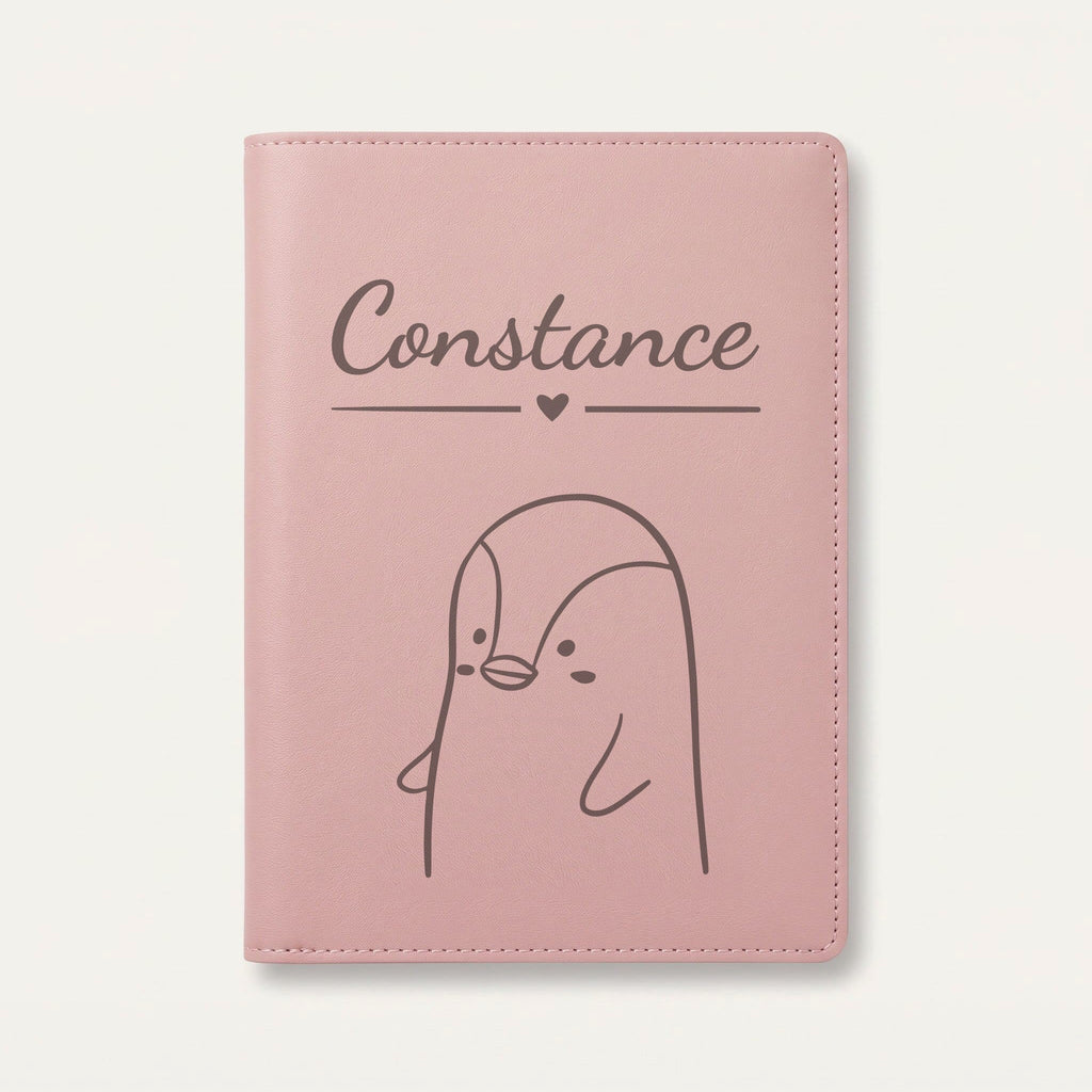 Protège carnet de santé bébé personnalisé – Pingouin — Rose dragée — gravure « Constance »