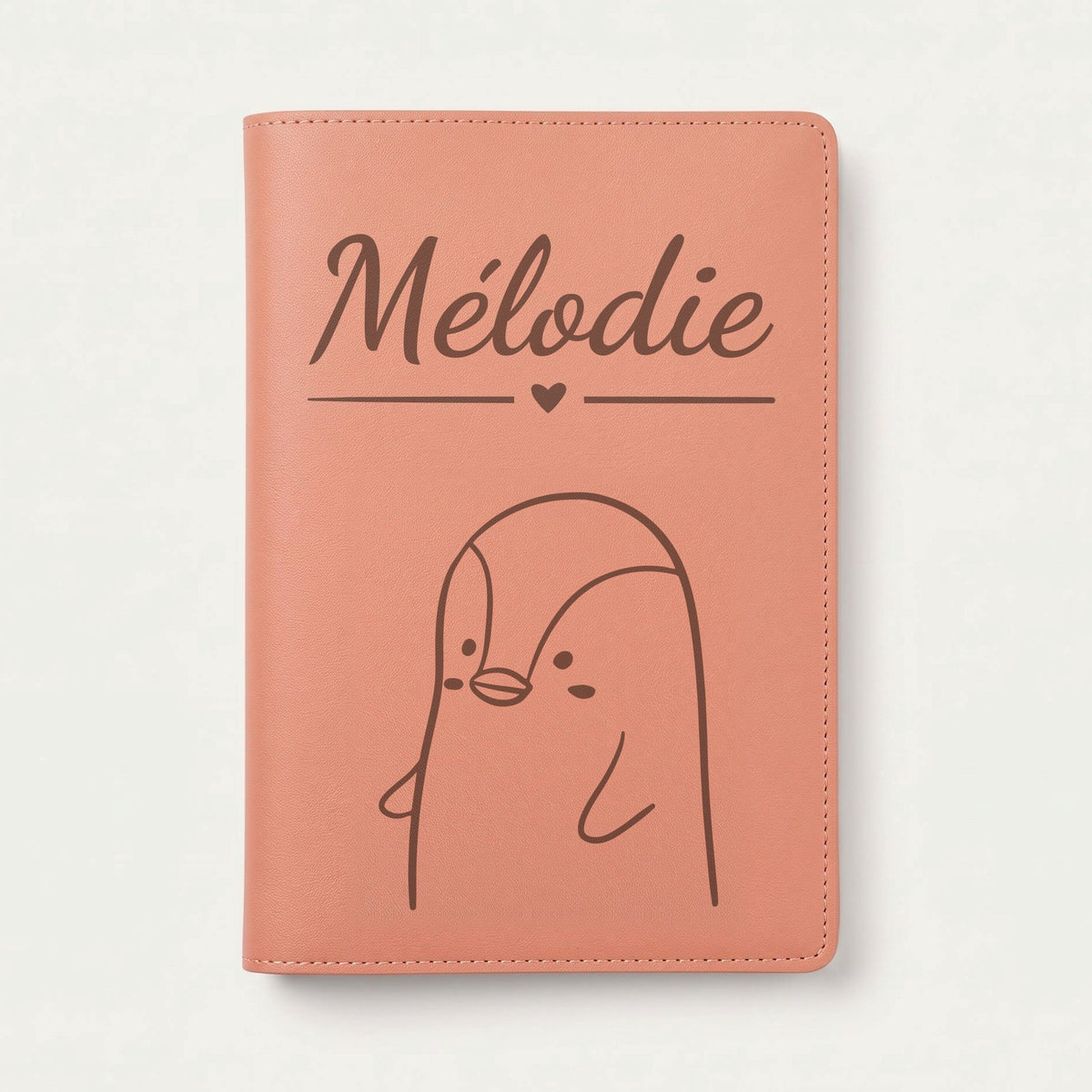 Protège carnet de santé bébé personnalisé – Pingouin — Terracotta — gravure « Mélodie »