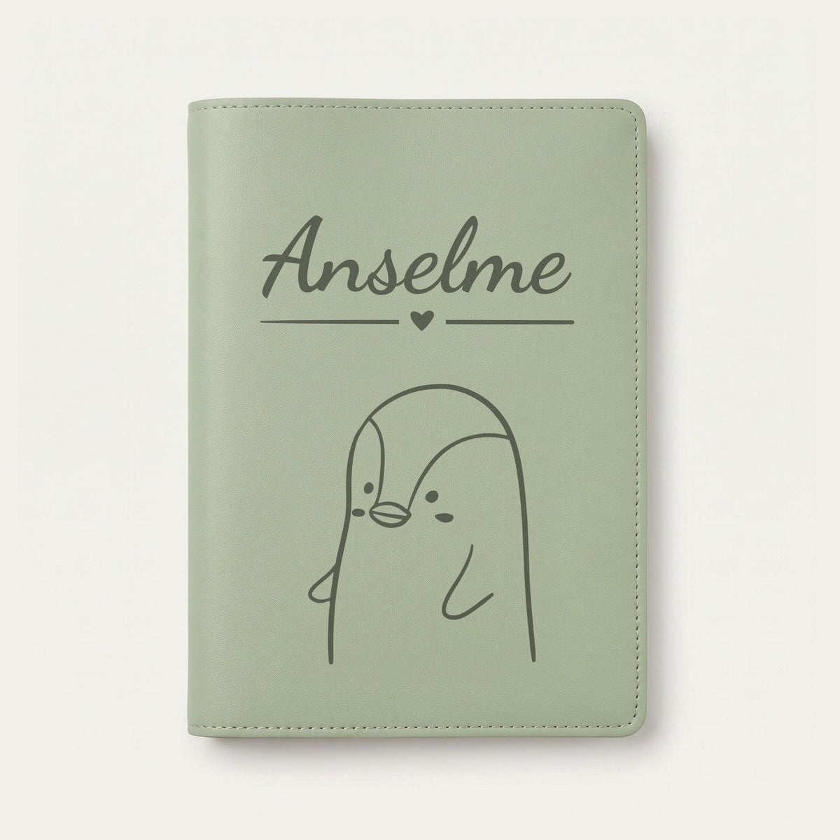 Protège carnet de santé bébé personnalisé – Pingouin — Vert sauge — gravure « Anselme »