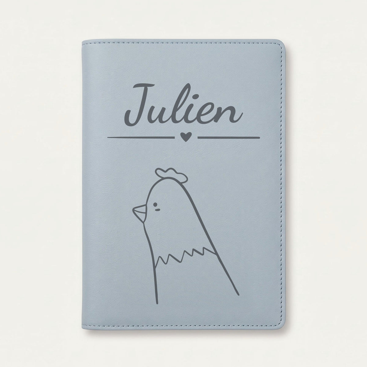Protège carnet de santé bébé personnalisé – Poule — Bleu nuage — gravure « Julien »