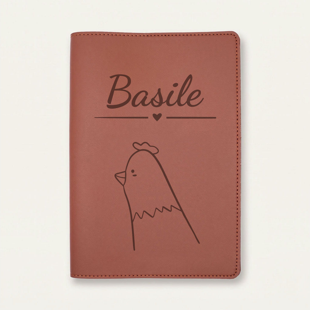 Protège carnet de santé bébé personnalisé – Poule — Chocolat — gravure « Basile »