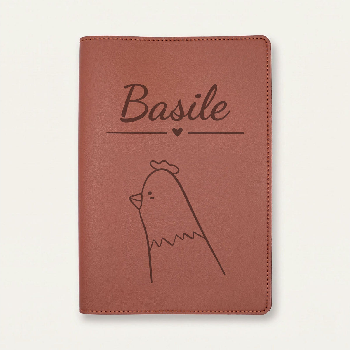 Protège carnet de santé bébé personnalisé – Poule — Chocolat — gravure « Basile »