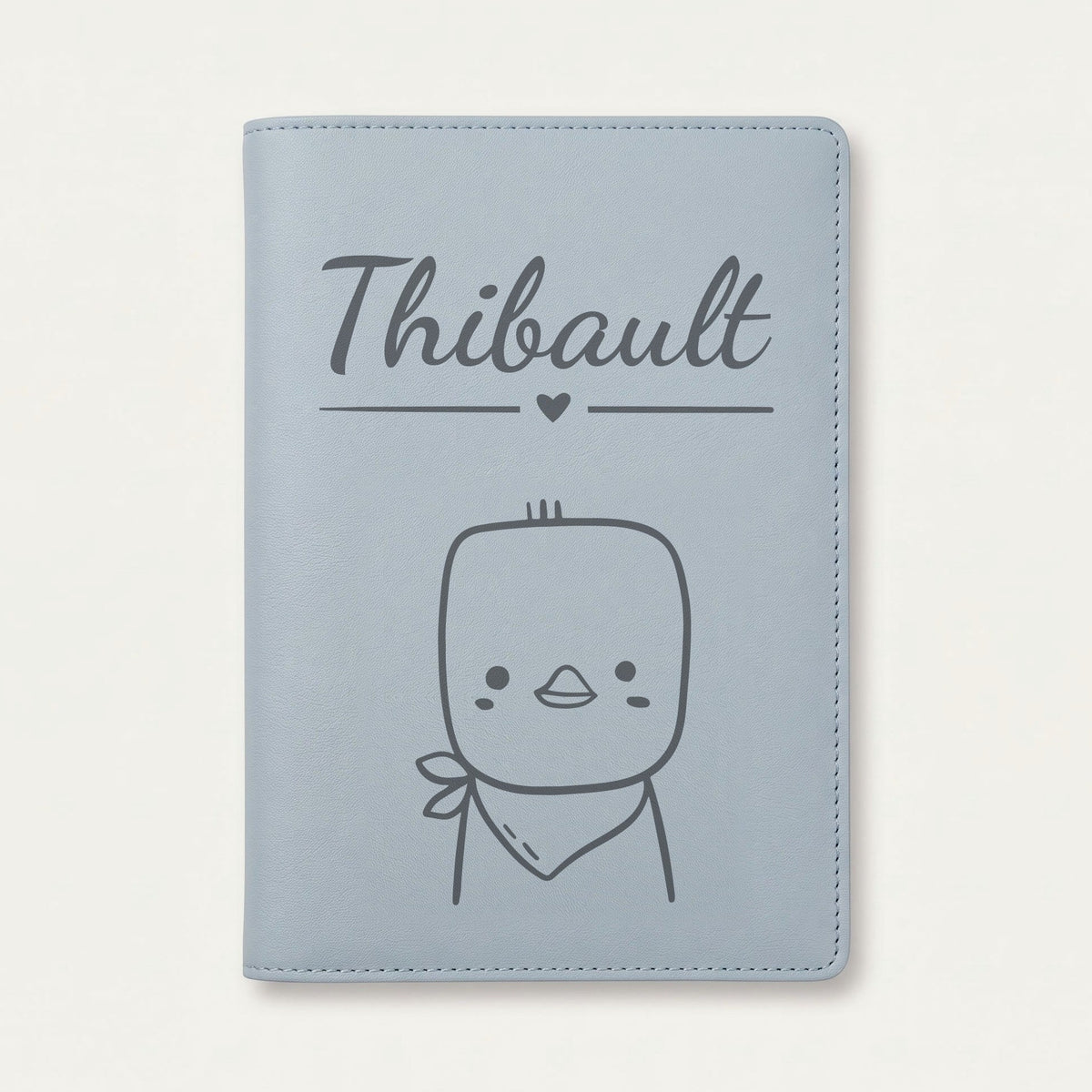 Protège carnet de santé bébé personnalisé – Poussin au foulard — Bleu nuage — gravure « Thibault »