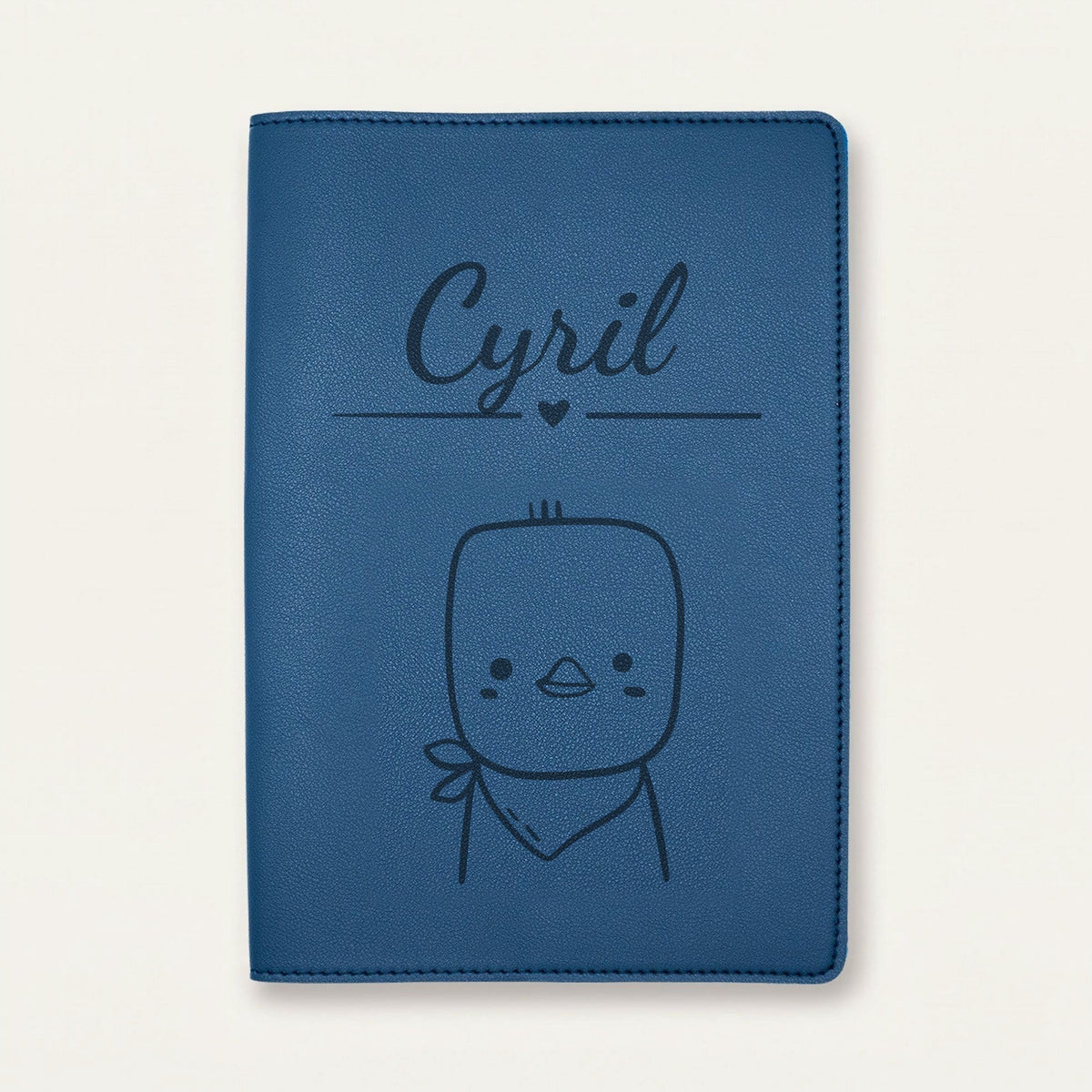Protège carnet de santé bébé personnalisé – Poussin au foulard — Bleu nuit — gravure « Cyril »