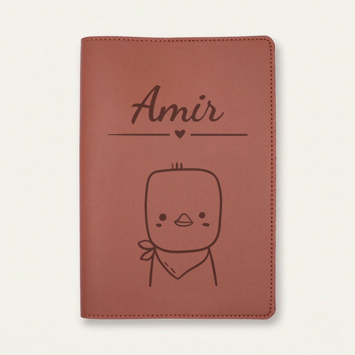 Protège carnet de santé bébé personnalisé – Poussin au foulard — Chocolat — gravure « Amir »