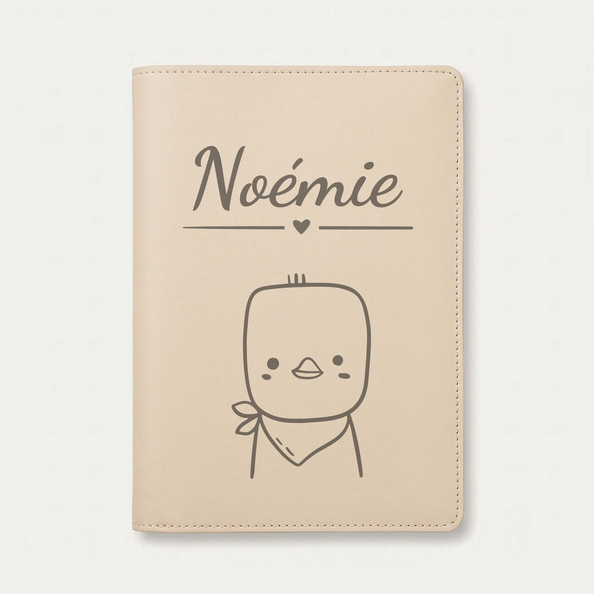 Protège carnet de santé bébé personnalisé – Poussin au foulard — Crème vanille — gravure « Noémie »