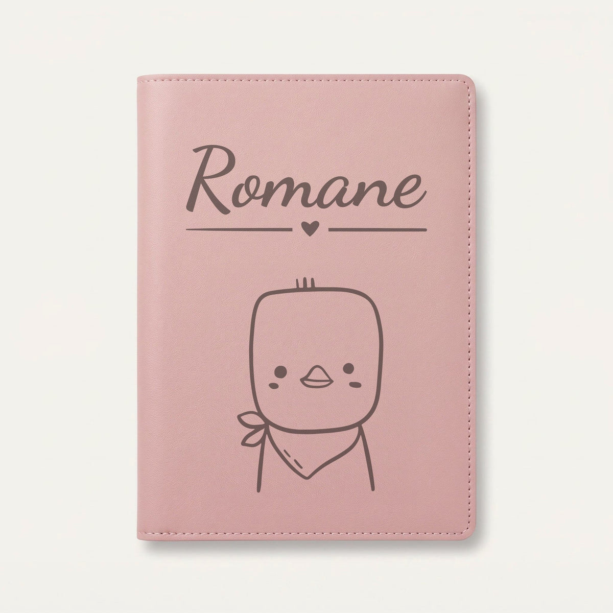 Protège carnet de santé bébé personnalisé – Poussin au foulard — Rose dragée — gravure « Romane »